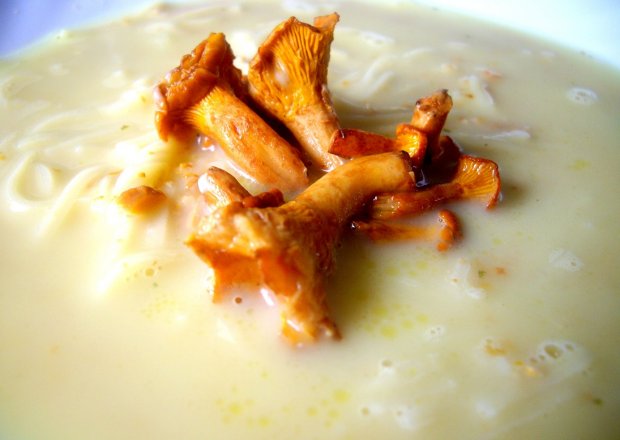 Fotografia przedstawiająca Kremowa zupa z kurek z serkiem topionym
