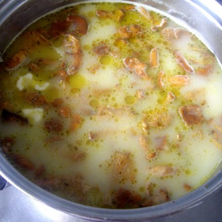 Krok 2 - Kremowa zupa z kurek z serkiem topionym foto