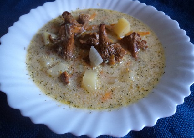 Fotografia przedstawiająca Kremowa zupa z kurkami i koperkiem suszonym  :)