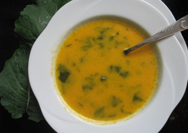 Fotografia przedstawiająca Kremowa zupa z marchewki z kapustą liściastą.