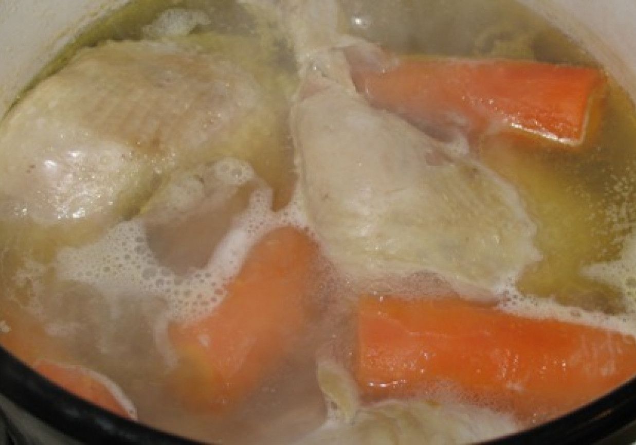 Kremowa zupa z marchewki z kapustą liściastą. foto