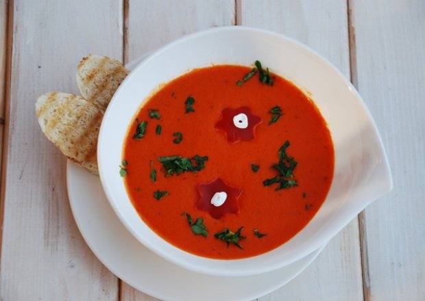 Fotografia przedstawiająca Kremowa zupa z pieczonej papryki