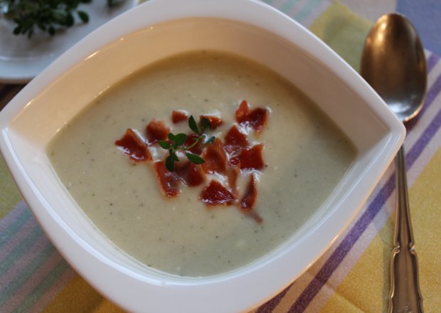 Fotografia przedstawiająca Kremowa zupa z selera i ziemniaków
