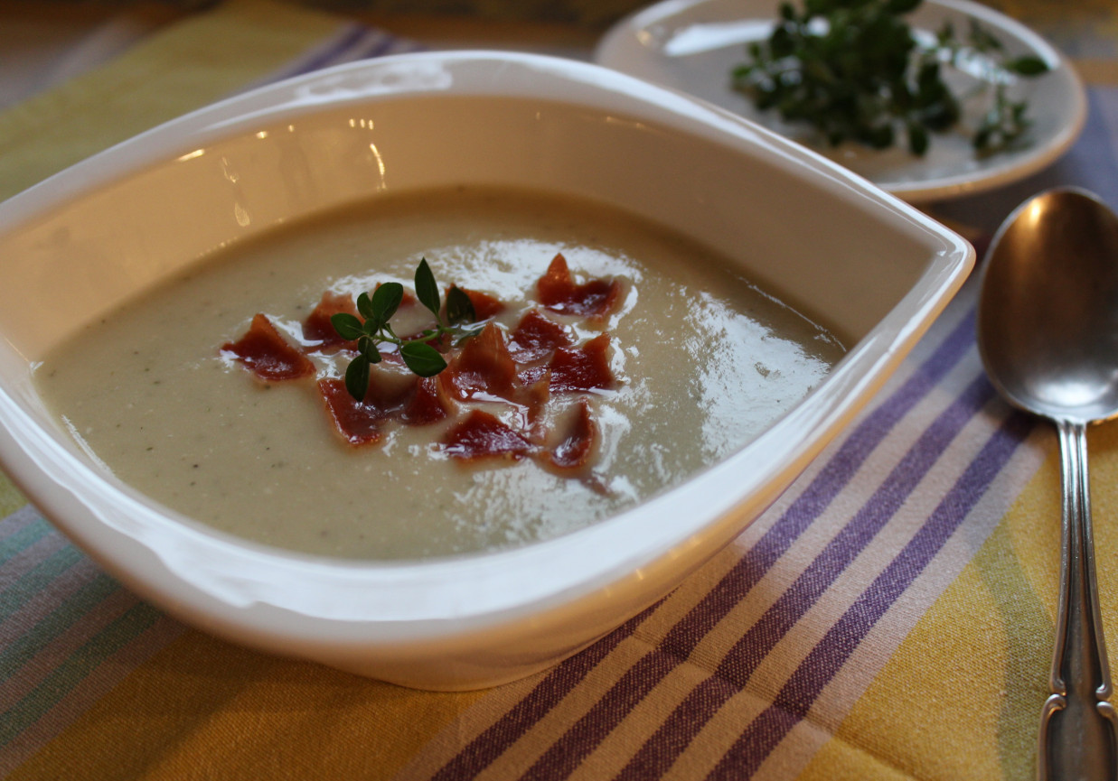 Kremowa zupa z selera i ziemniaków foto
