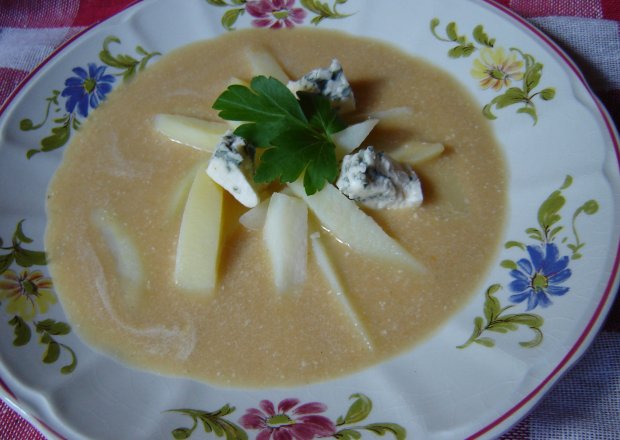 Fotografia przedstawiająca Kremowa zupa z serem pleśniowym