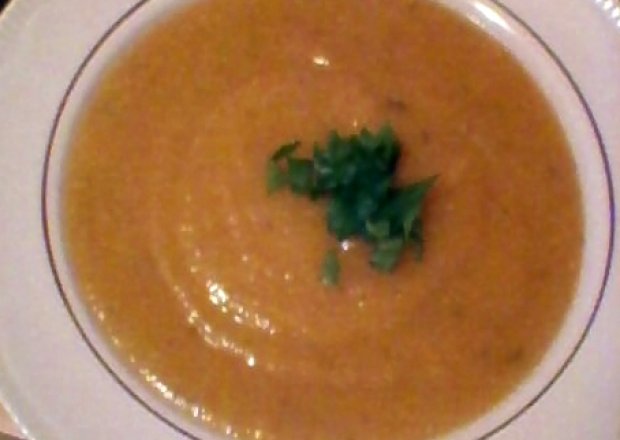 Fotografia przedstawiająca kremowa zupa z trzech warzyw