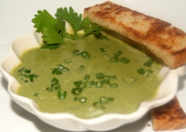 Fotografia przedstawiająca Kremowa zupa z zielonej sałaty
