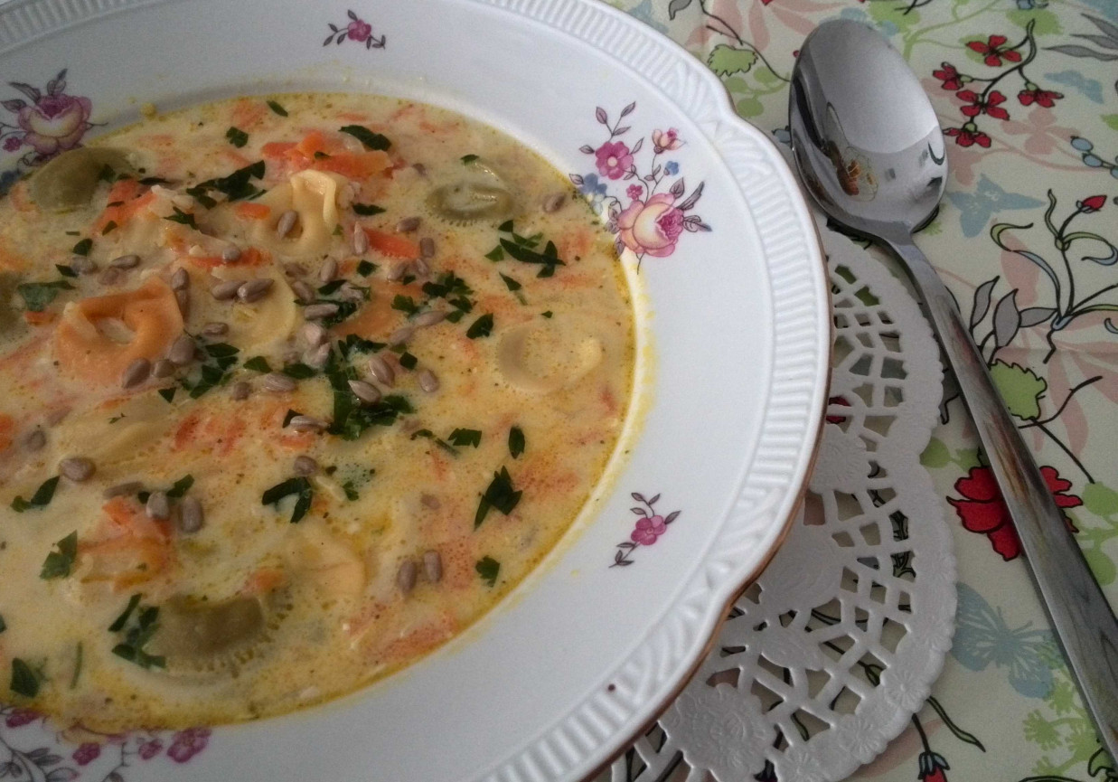 Kremowa zupa ze słonecznikiem foto
