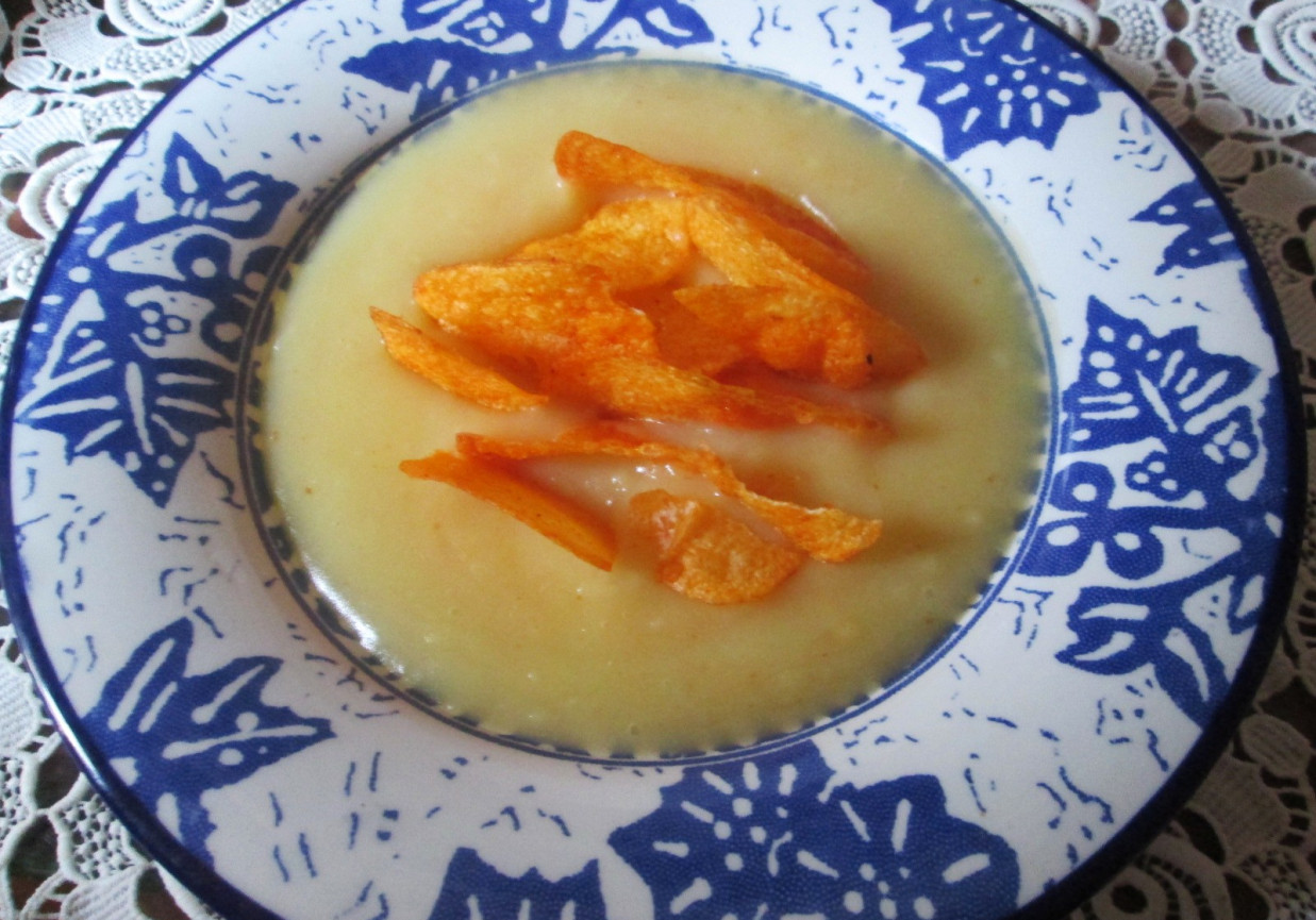 Kremowa zupa ziemniaczana z chipsami foto