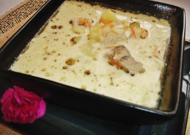 Fotografia przedstawiająca Kremowa zupa ziemniaczana z mięsem i smażoną cebulką