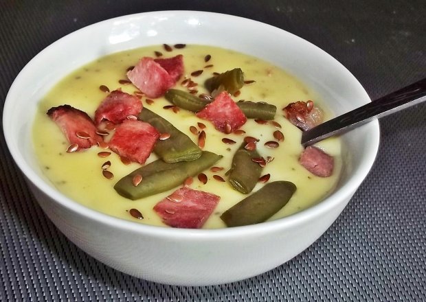 Fotografia przedstawiająca Kremowa zupa ziemniaczana ze szparagówką