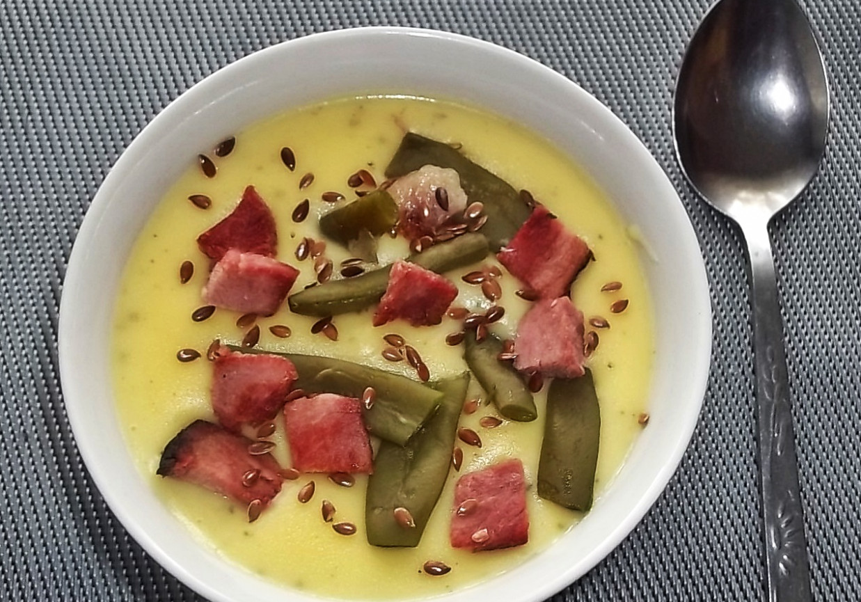 Kremowa zupa ziemniaczana ze szparagówką  foto