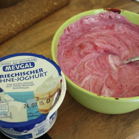 Krok 3 - Kremowe lody z czarną porzeczką foto