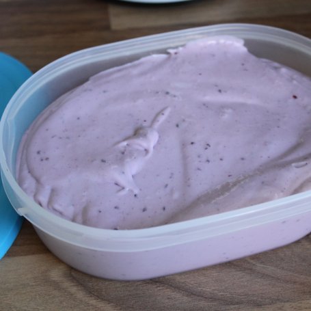Krok 4 - Kremowe lody z czarną porzeczką foto