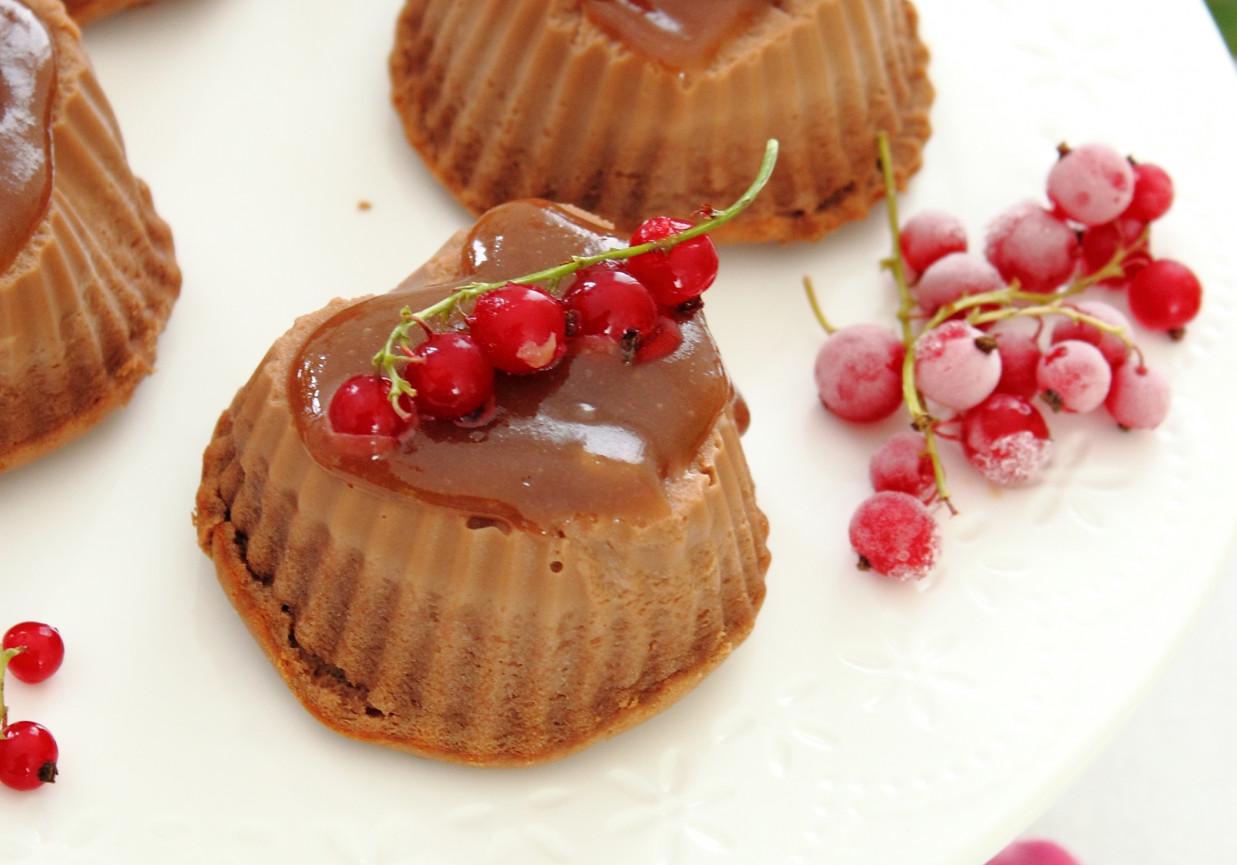 Kremowe serniczki czekoladowe foto