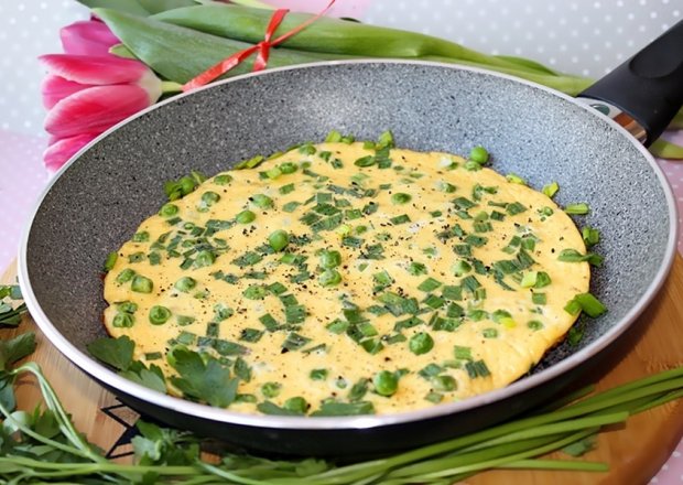 Fotografia przedstawiająca Kremowy omlet z ricottą i zielonym groszkiem