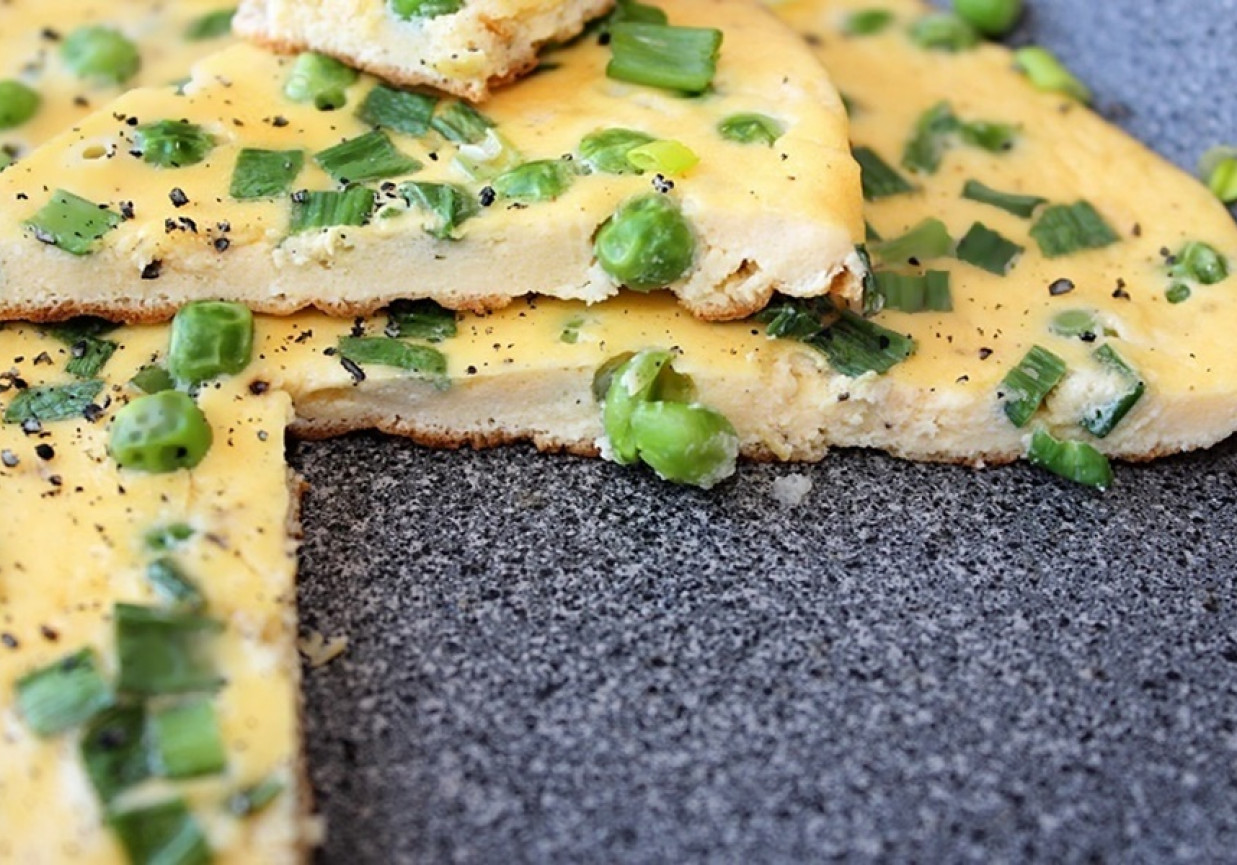 Kremowy omlet z ricottą i zielonym groszkiem  foto