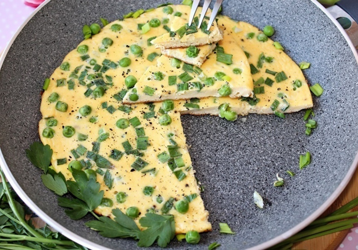 Kremowy omlet z ricottą i zielonym groszkiem  foto