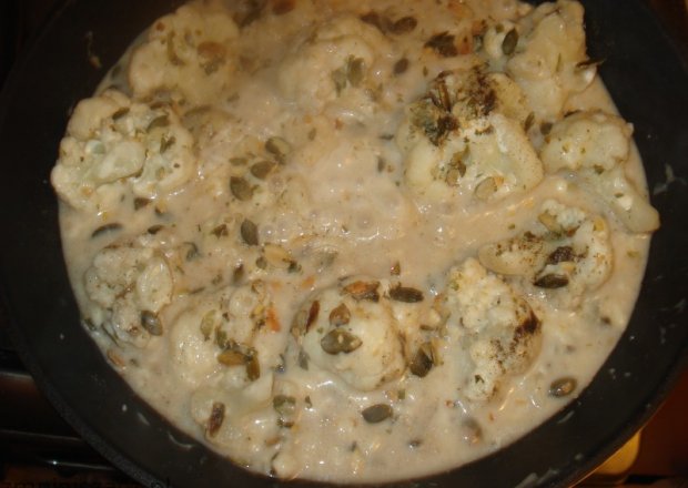 Fotografia przedstawiająca Kremowy sos z kalafiorem i pestkami dyni