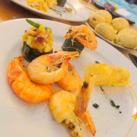 Krok 4 - Krewetki atlantyckie smażone z piwem podane z salsą z mango i cukinią foto