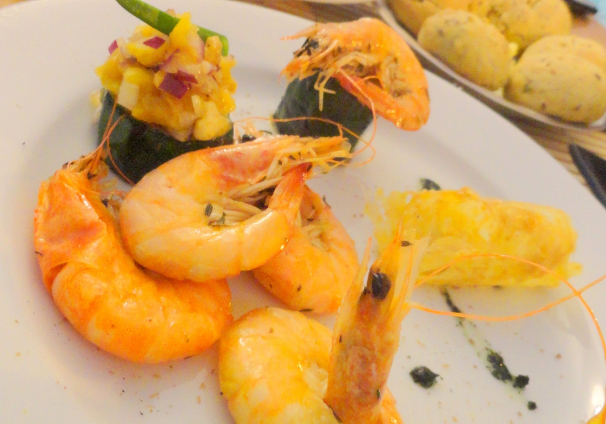 Krewetki atlantyckie smażone z piwem podane z salsą z mango i cukinią foto