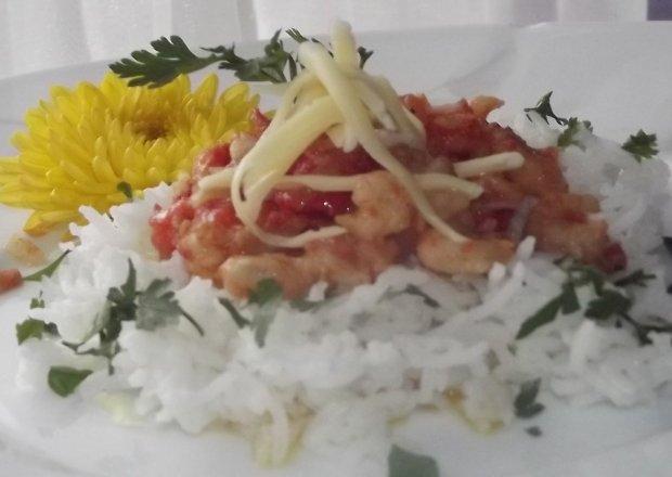 Fotografia przedstawiająca Krewetki na białym ryżu