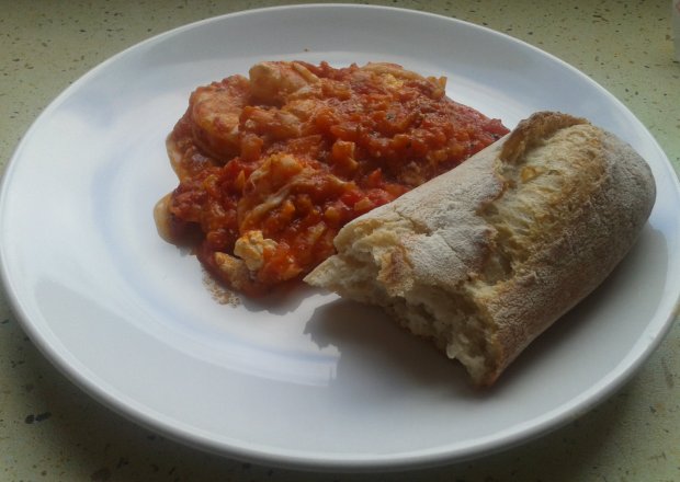 Fotografia przedstawiająca Krewetki saganaki z serem feta i pomidorami