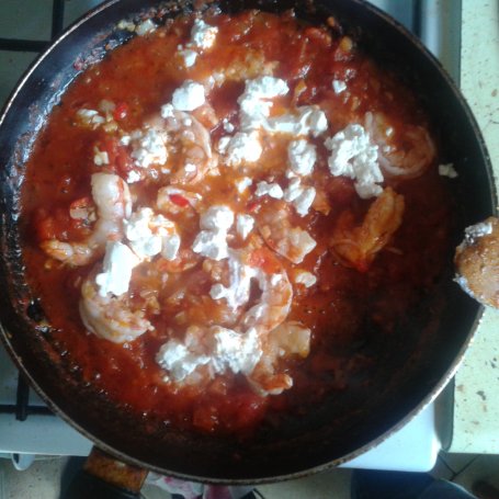 Krok 3 - Krewetki saganaki z serem feta i pomidorami foto