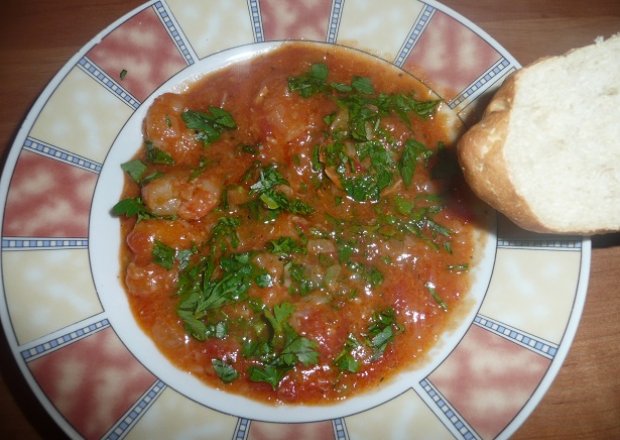 Fotografia przedstawiająca krewetki smażone z pomidorami