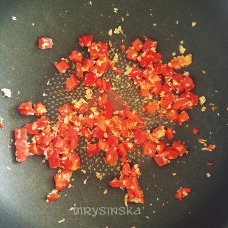 Krok 6 - Krewetki w sosie z pomidorów i chilli foto