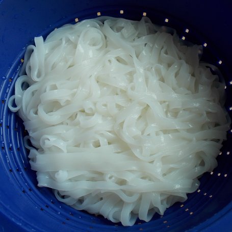 Krok 1 - Krewetki ze szpinakiem i makaronem ryżowym foto