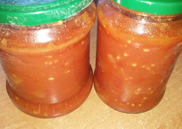 Fotografia przedstawiająca Krojone pomidory bez skórki z cebulą (na zimę)