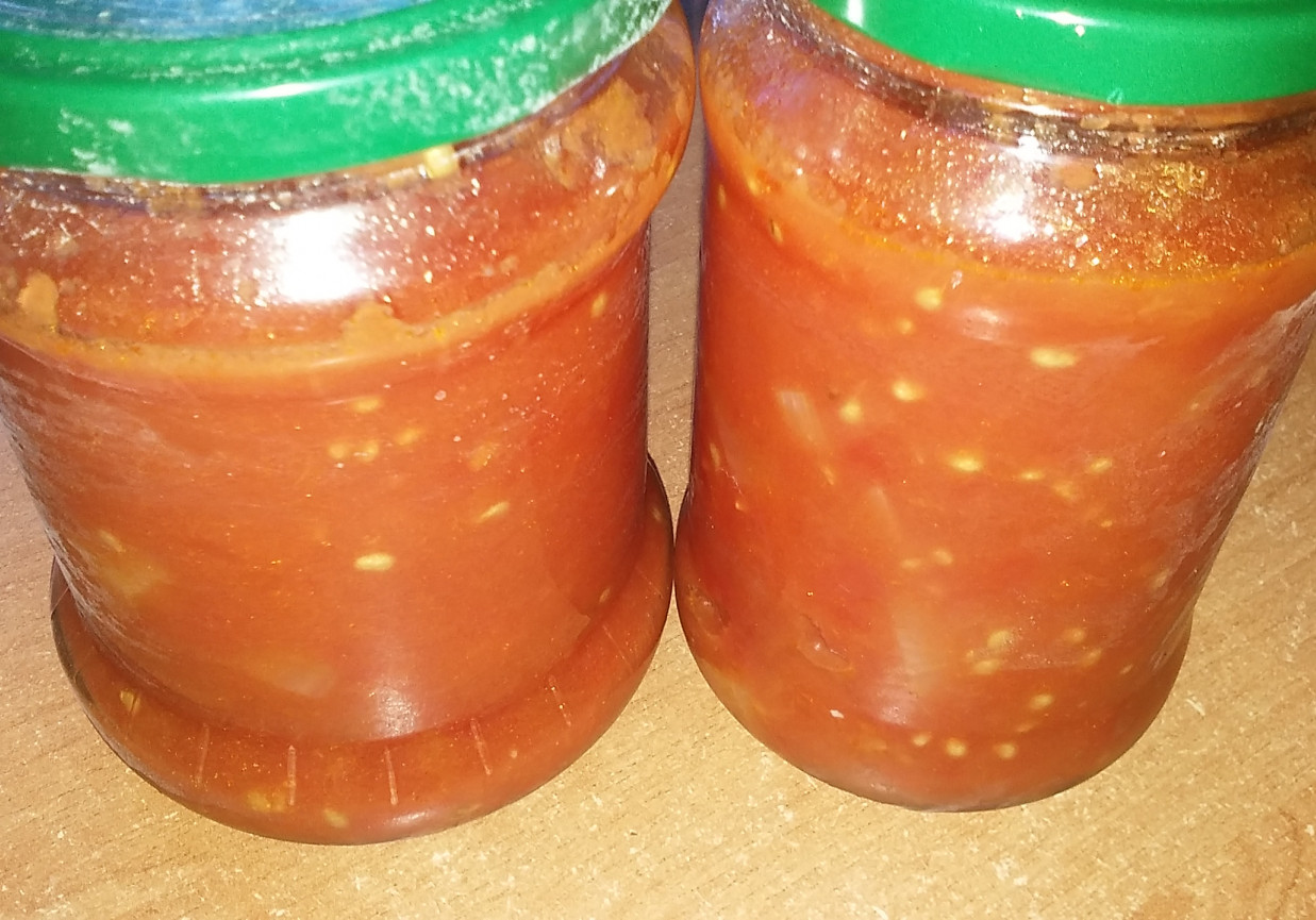 Krojone pomidory bez skórki z cebulą (na zimę)  foto