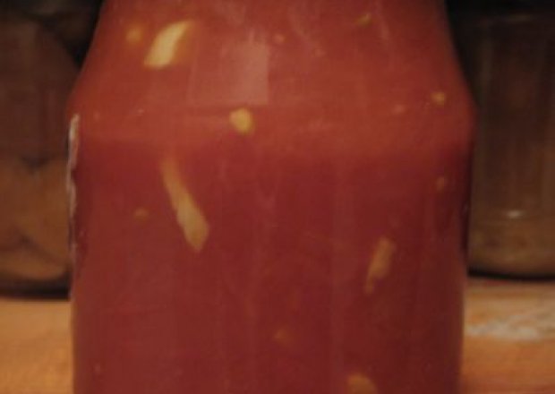 Fotografia przedstawiająca Krojone pomidory z czosnkiem