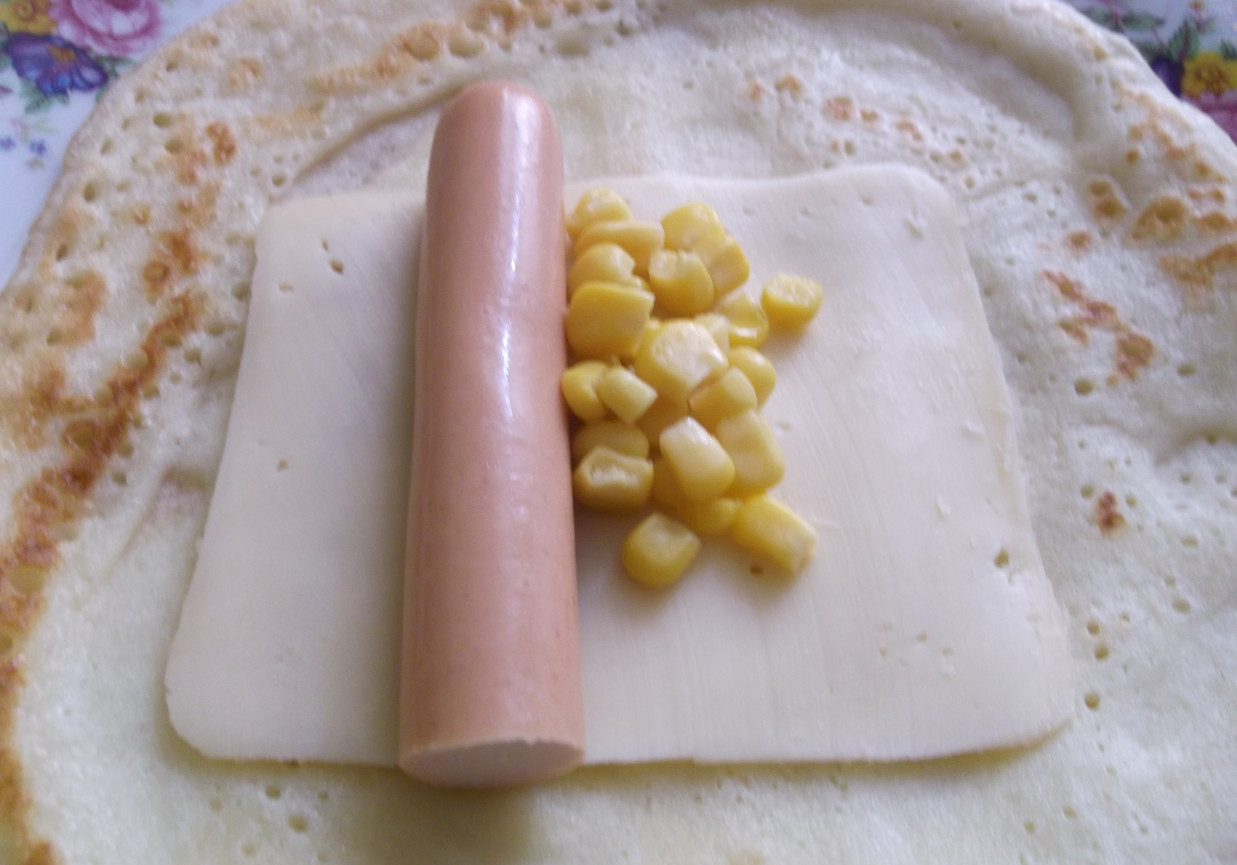 Krokieciki z parówką,serem żółtym i kukurydzą. foto