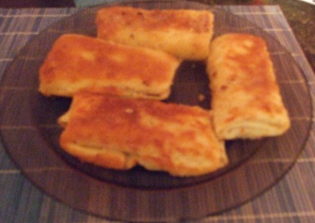 Fotografia przedstawiająca Krokiety nadziewane serem żółtym, parówką i ogórkiem konserwowym.