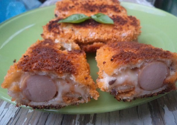 Fotografia przedstawiająca Krokiety z chleba tostowego- z parówką i zóltym serem :)