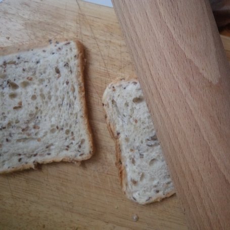 Krok 1 - Krokiety z chleba tostowego- z parówką i zóltym serem :) foto