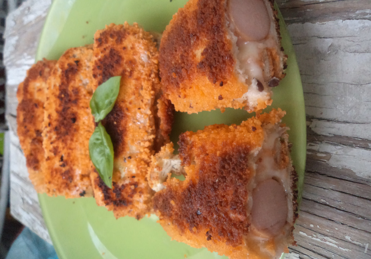 Krokiety z chleba tostowego- z parówką i zóltym serem :) foto