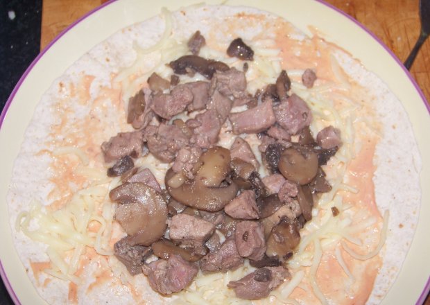 Fotografia przedstawiająca Krokiety z mięsem, pieczarkami i ogórkiem
