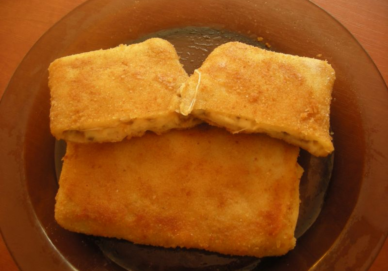 Krokiety z żóltym serem i pieczarkami. foto
