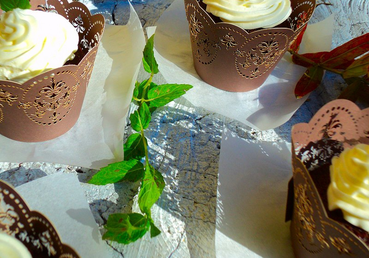 Królewskie muffiny z winem i kremem kasztanowym foto