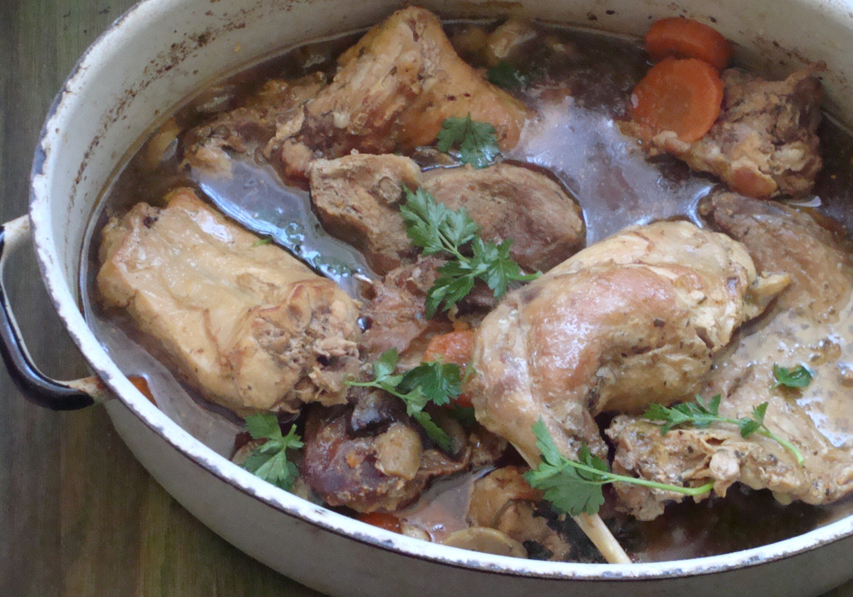 Królik duszony w sosie foto