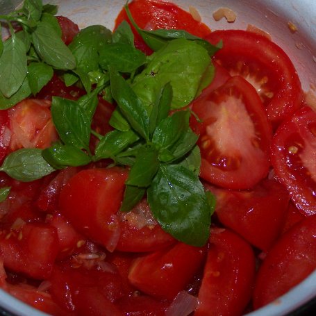 Krok 3 - Królik i świeże pomidory, czyli smaczna, letnia zupa :) foto