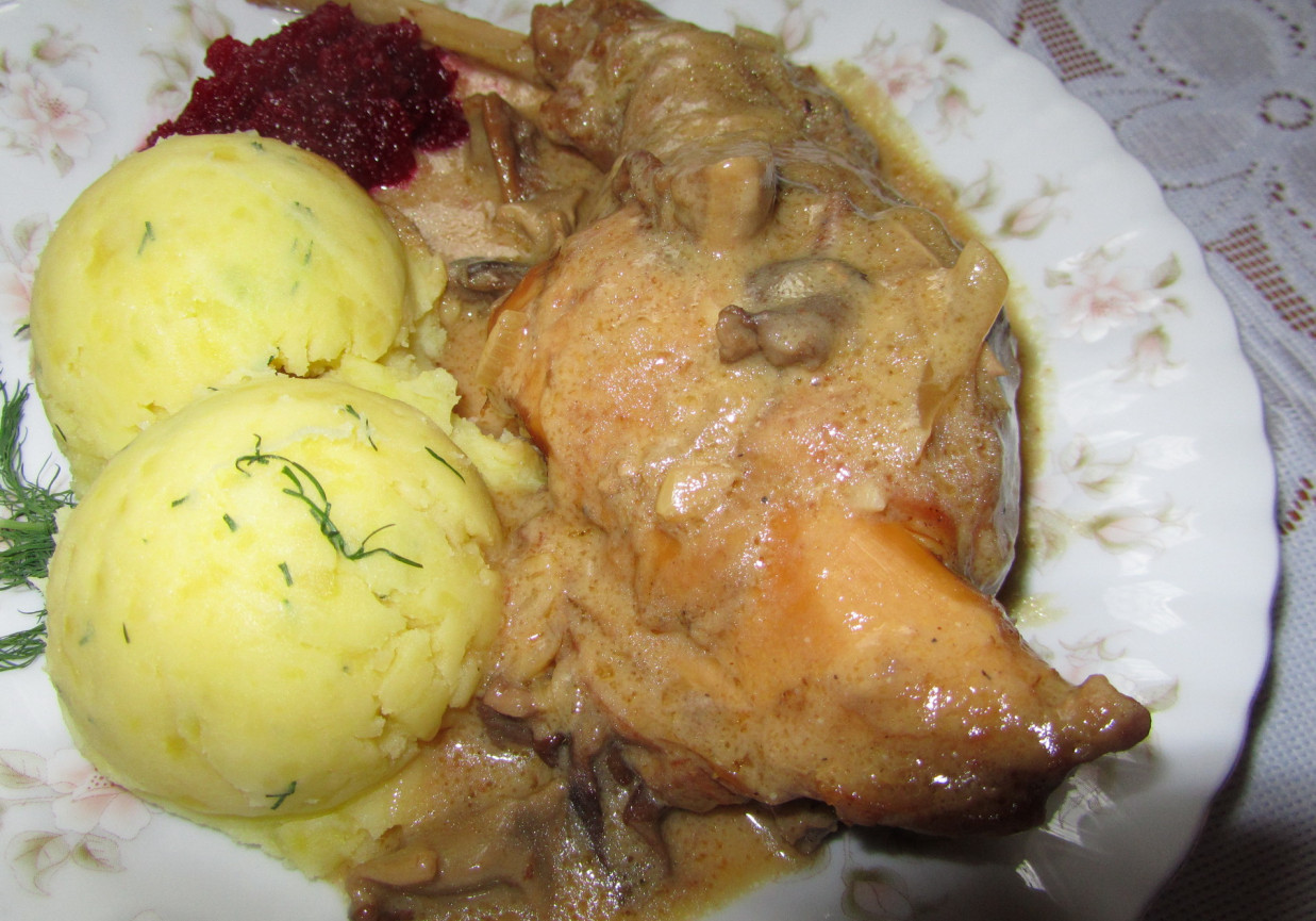 Królik w sosie grzybowym foto