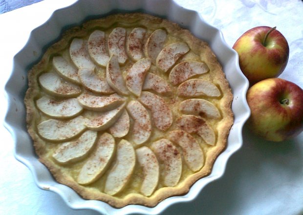 Fotografia przedstawiająca Krucha tarta jabłkowa z cynamonem
