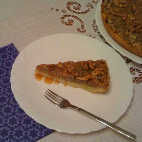 Krok 7 - Krucha tarta orzechowa z sosem toffi foto