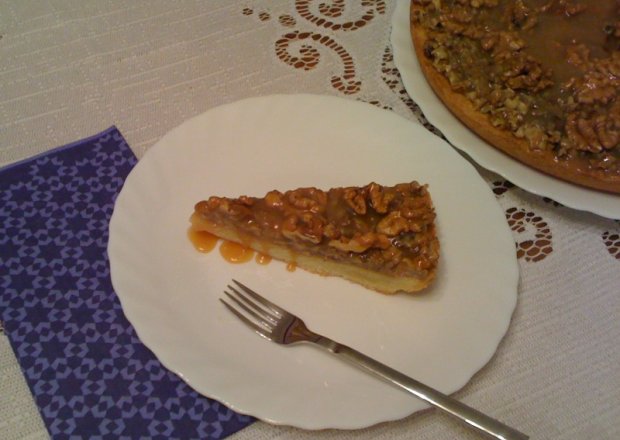 Fotografia przedstawiająca Krucha tarta orzechowa z sosem toffi