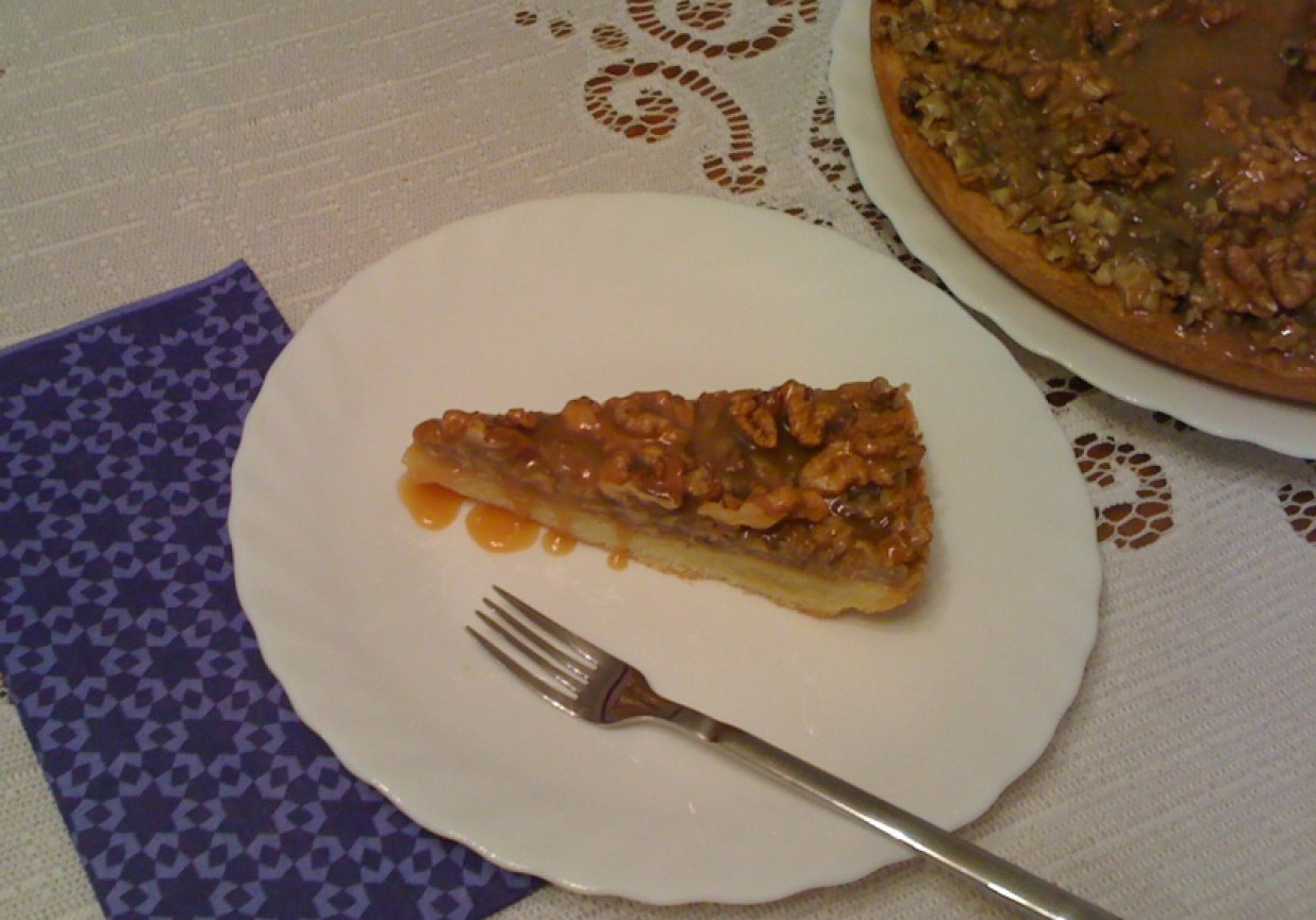 Krucha tarta orzechowa z sosem toffi foto