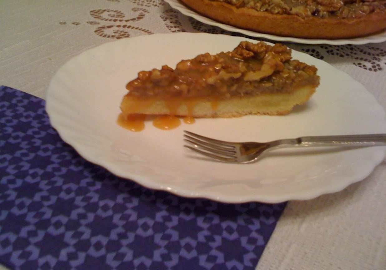 Krucha tarta orzechowa z sosem toffi foto